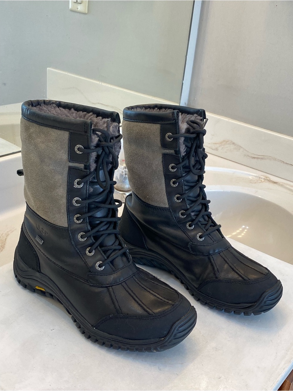 UGG Adirondack II Women winter boot size 9.5 good condition good bottom clean